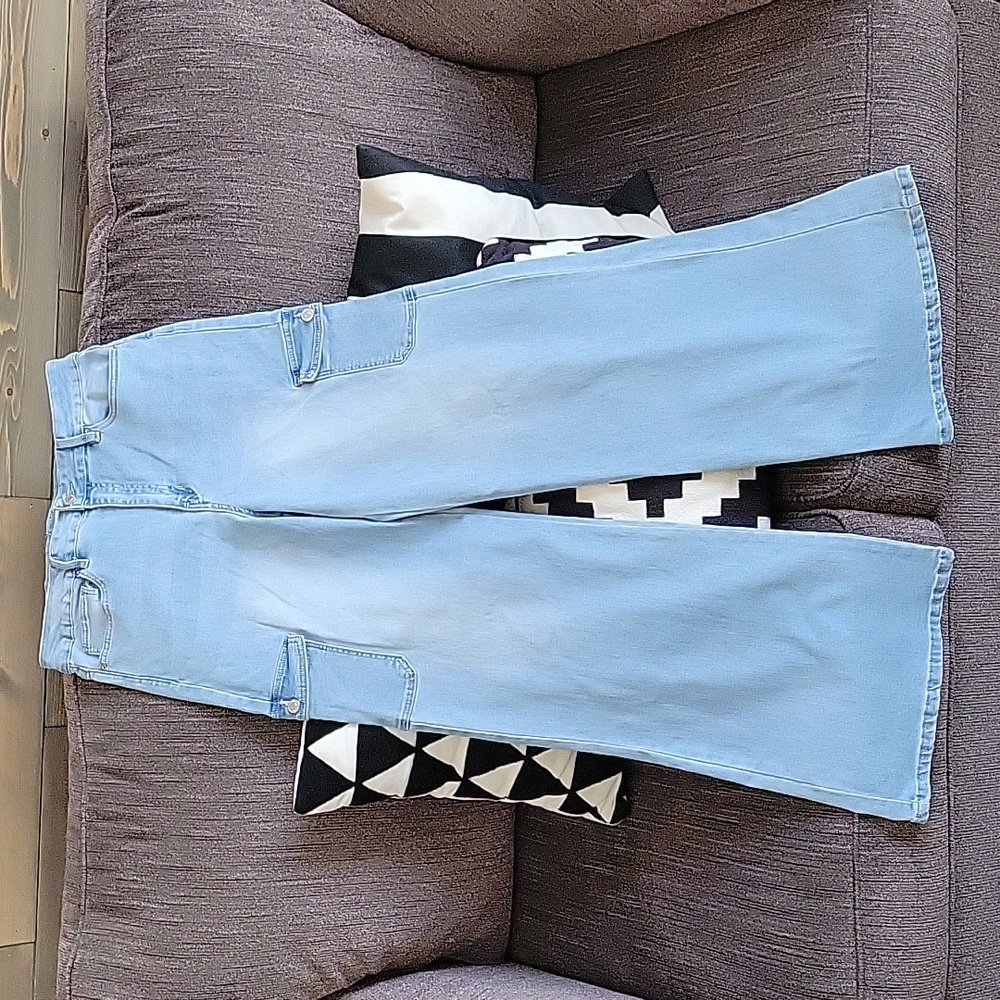 Women's wide leg, long cargo jeans.